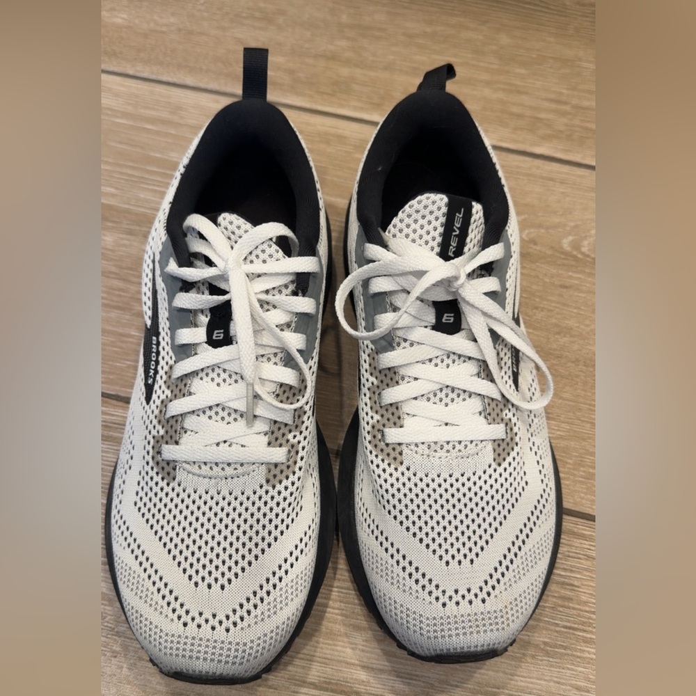 Brooks Revel Athletic Shoes - White and Black size 9 - Picture 4 of 6